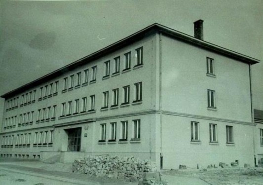 W 1956 roku Azory otrzymują wymarzony budynek szkolny. Do tej pory  dzieci uczyły się w w małych salkach rozsianych po całym osiedlu. Dziś w  tym budynku znajduje się XIV Liceum Ogólnokształcące. Żródło:  http://www.xiv-lo.krakow.pl/