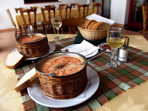 Zupa z suma lub karpia (Halászlé) to lokalny przysmak.