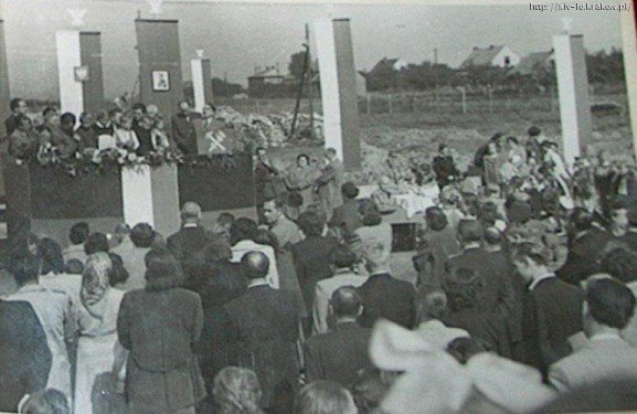 Wmurowanie aktu erekcyjnego pod nową szkołę. Mieszkańcy wraz z władzą  budują "nowe Azory". Zdjęcie pochodzi z 1955 roku. Źródło:  http://www.xiv-lo.krakow.pl.
