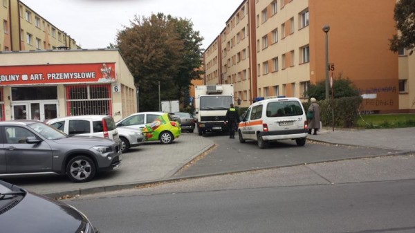 Studenci wrócili do Krakowa. Samochód studenta zablokował dostawy w azorskim "Samie". Rejestracja RMI.