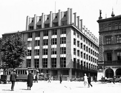Rynek Główny linia A-B. Detale architektoniczne w budynku Towarzystwa Ubezpieczeniowego "Feniks". Widoczna rzeźba bogini Higiei. 1934 rok./NAC.