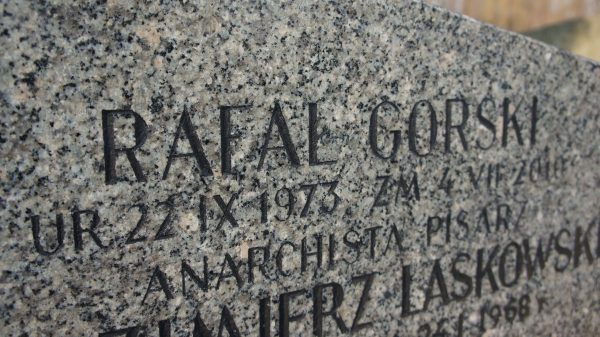 Na nagrobku Rafała napisano: „Rafał Górski, 1973-2010. Anarchista. Pisarz.” Cmentarz Salwatorski w Krakowie.