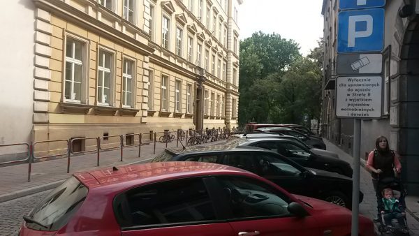 Władze Krakowa same zachęcają do parkowania na chodnikach w ścisłym centrum.
