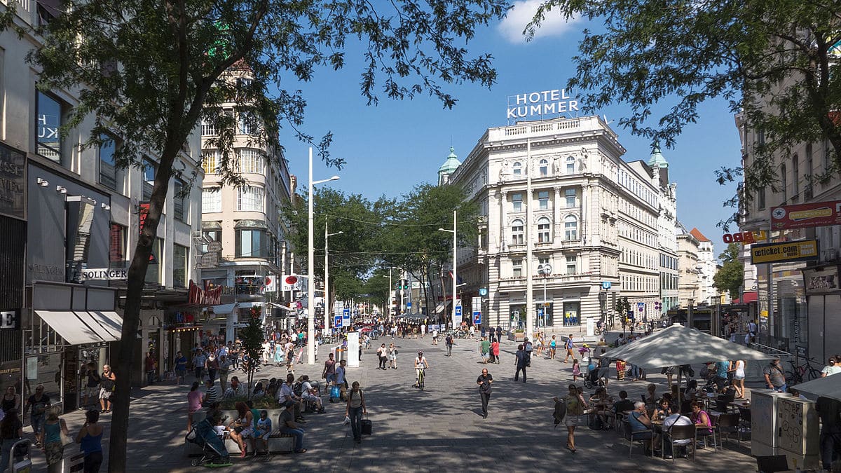 Handlowa Mariahilfer Straße w Wiedniu. Ulica Długa w Krakowie. Ulica handlowa.