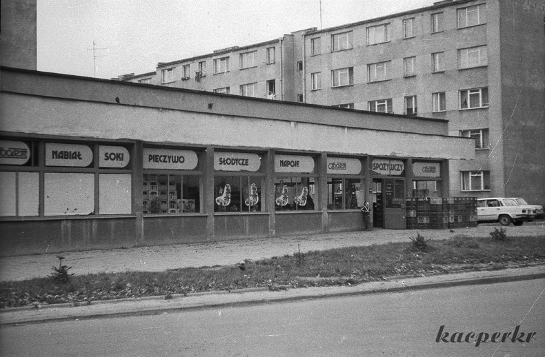 Pawilon Handlowy - najbardziej pożądane miejsce przez mieszkańców na przełomie lat 60-tych i 70-tych. Na zdjęciu słynny "sam" przy Makowskiego. Źródło: www.osiedleazory.pl.