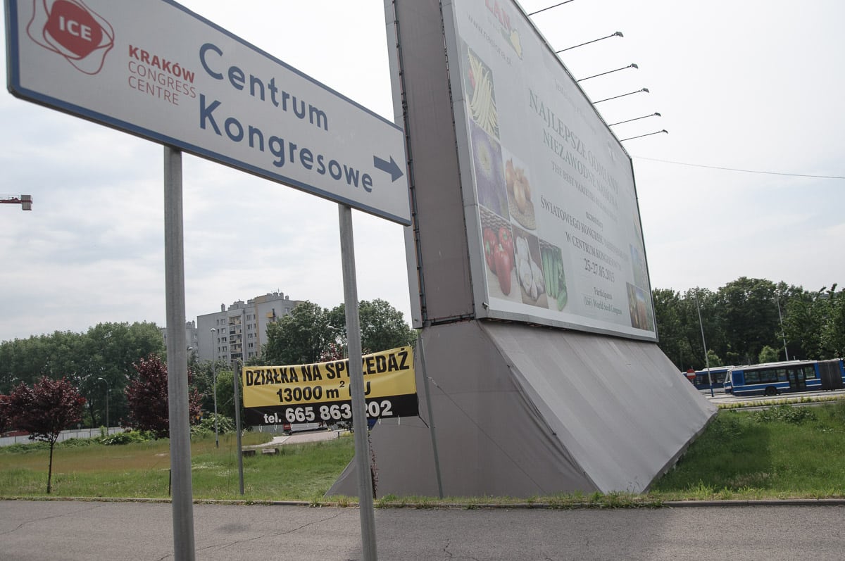 Bezdomni w Krakowie zamieszkali w nielegalnej reklamie.