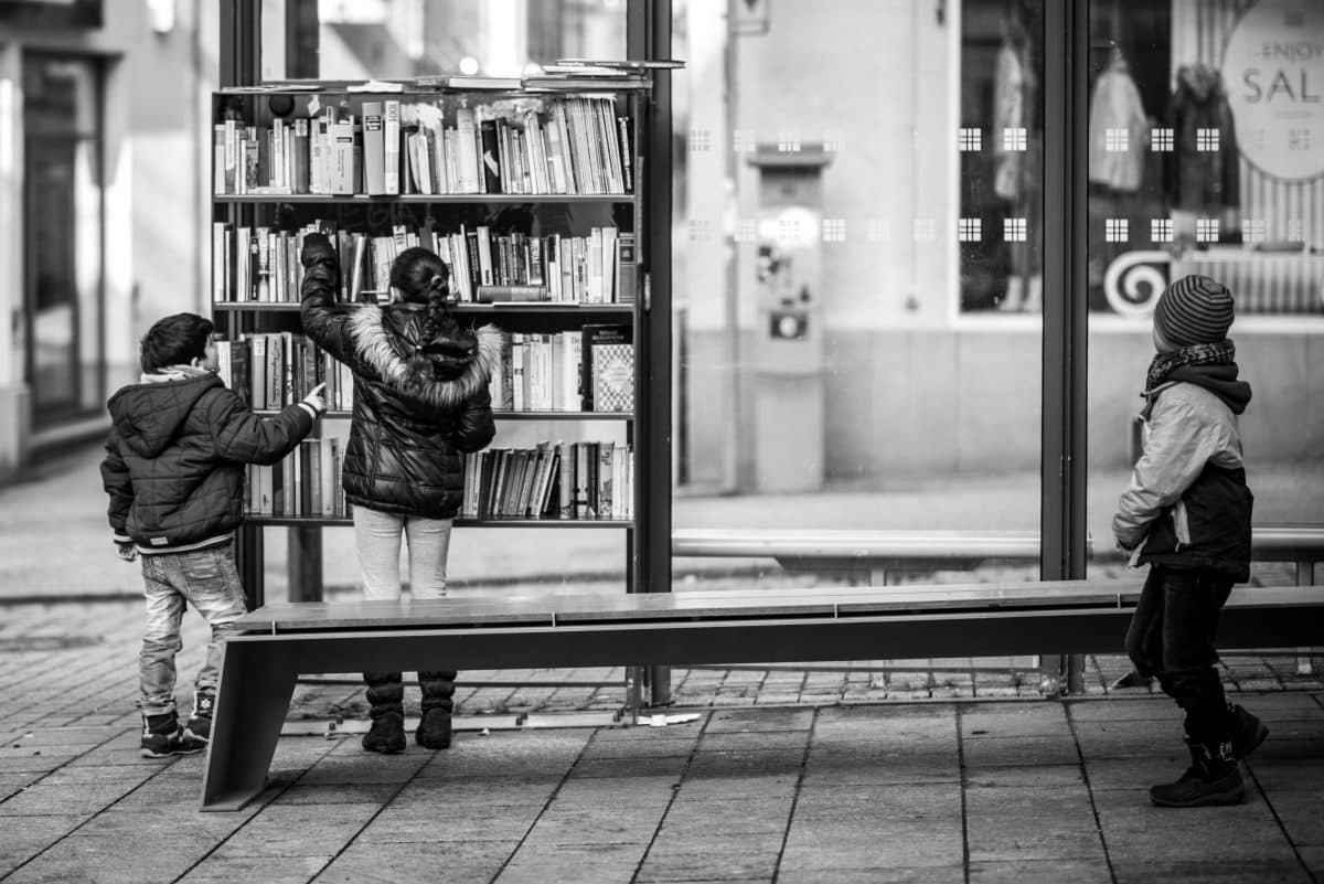Uliczna Biblioteka na Przystanku Autobusowym Fot. Thomas Hassel / Flickr