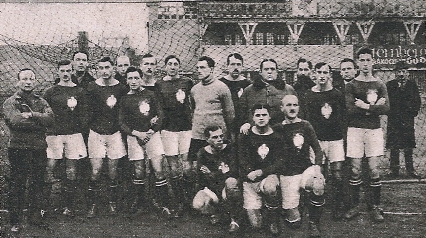 Reprezentacja Polski z 1921 roku. Ludwik Gintel stoi pierwszy od prawej. Źródło: Przegląd Sportowy.