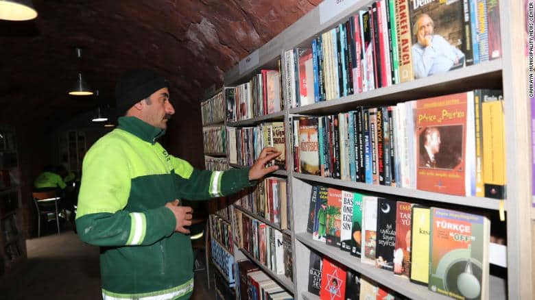 Biblioteka stworzona z książek znalezionych na śmietniku. Fot. Biuro prasowe Cankayi.