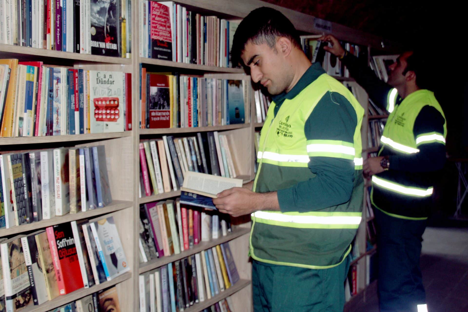 Biblioteka stworzona z książek znalezionych na śmietniku. Fot. Biuro prasowe Cankayi.