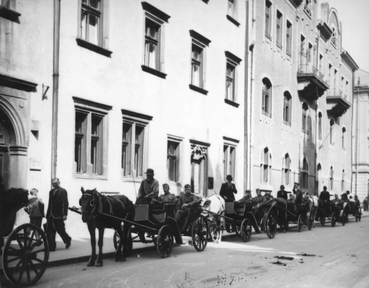 Ranni żołnierze niemieccy zwiedzają miasto dorożkami