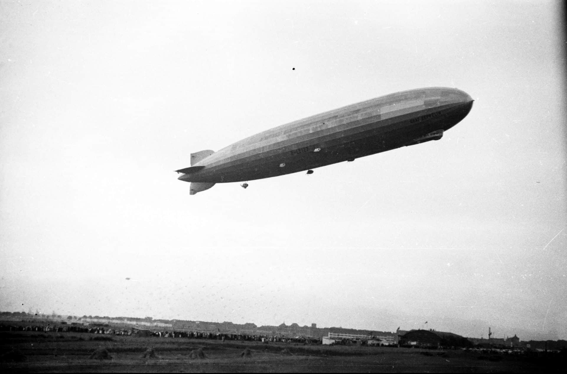 Przelot niemieckiego sterowca "Zeppelin". Święto Morza w Gdyni. Źródło: Narodowe Archiwum Cyfrowe.