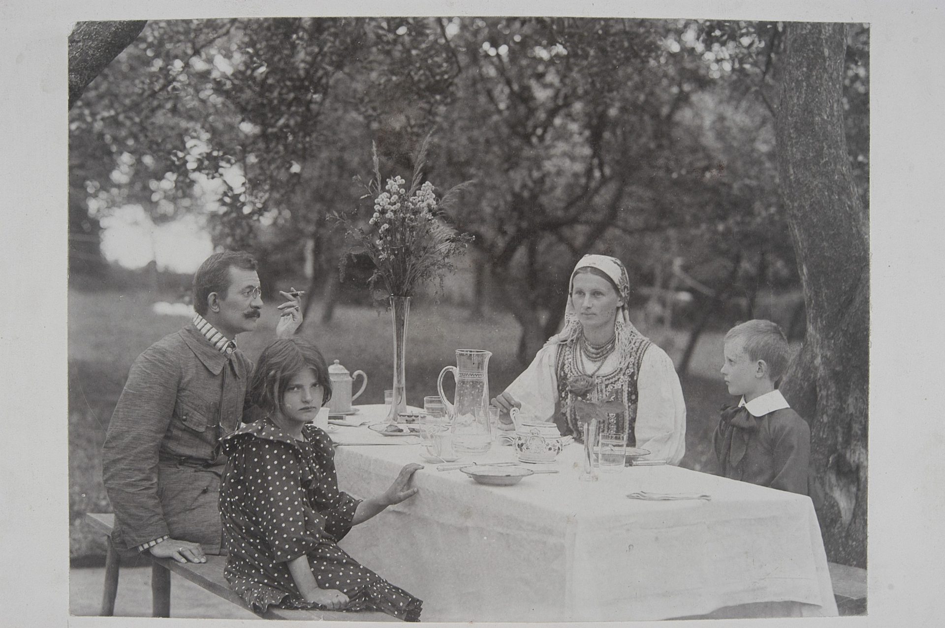 Lucjan Rydel z rodziną około 1910 roku. Źródło: Polona.pl. Panna z Wesela Wyspiańskiego.