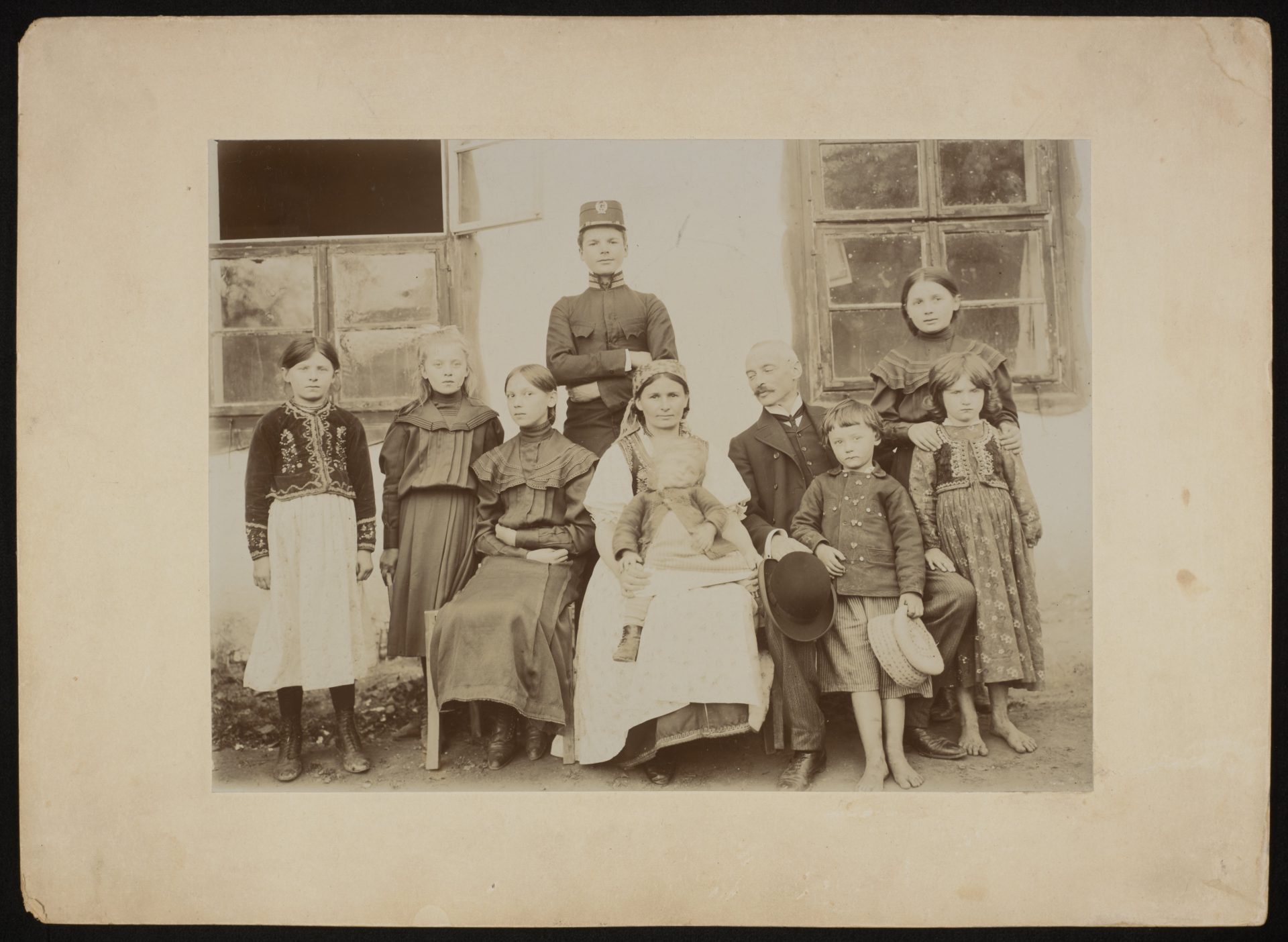 Włodzimierz i Anna Tetmajerowie z rodziną. 1915 rok. Źródło: Polona.pl