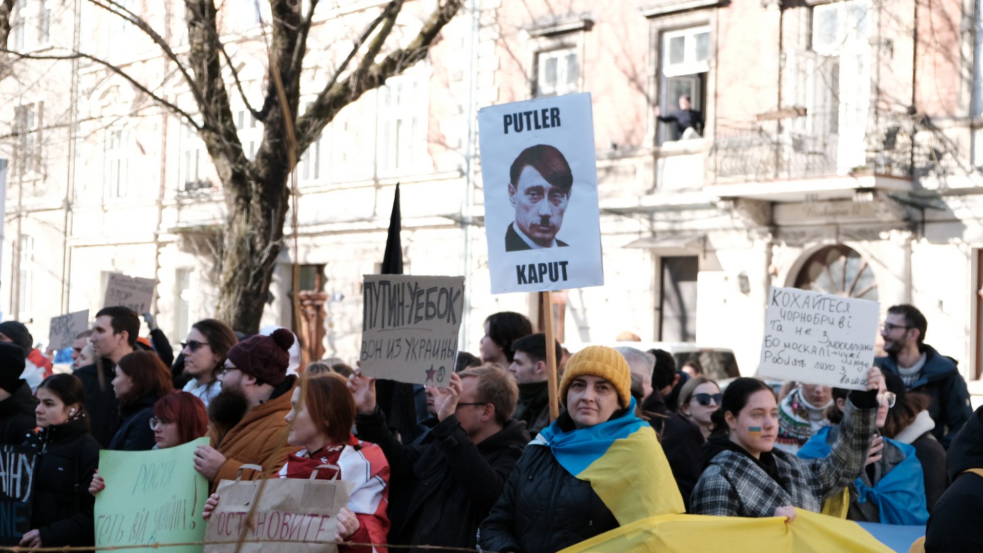 Protest przed konsulatem rosyjskim przy placu Biskupim w Krakowie. Jak pomóc Ukrainie.