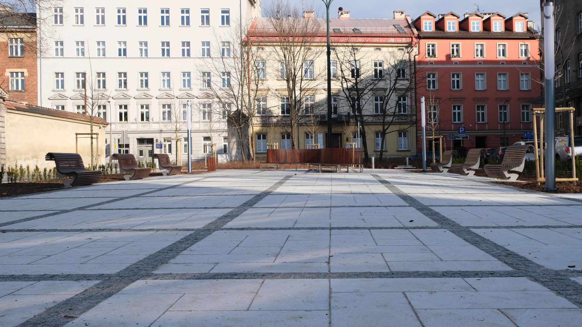 Niedawno zrewitalizowany plac Biskupi w Krakowie. Jego realizacja wywołała liczne kontrowersje. W tym dotyczące widocznej na zdjęciu ławki, która kosztowała 228 tys. złotych.