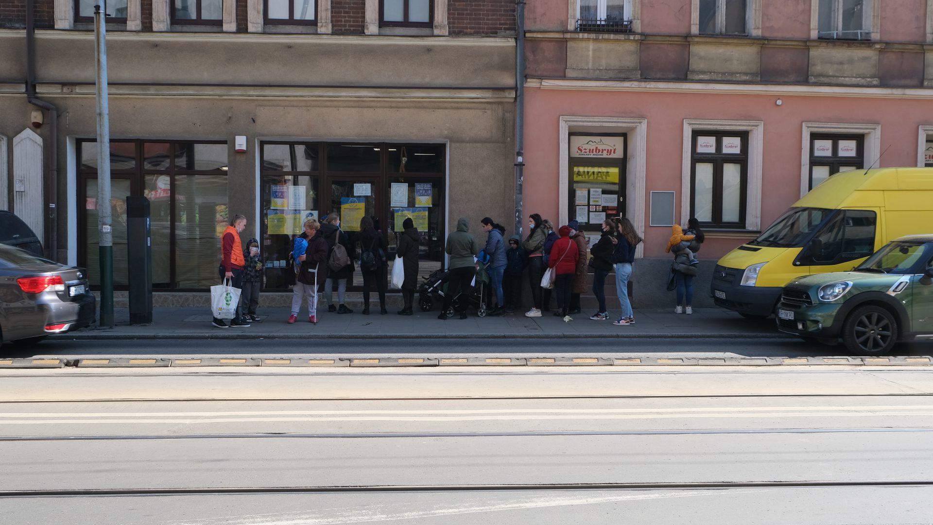 Sklep za zero złotych znajduje się przy ulicy Kalwaryjskiej w Krakowie. Codziennie ustawiają się przed nim długie kolejki.