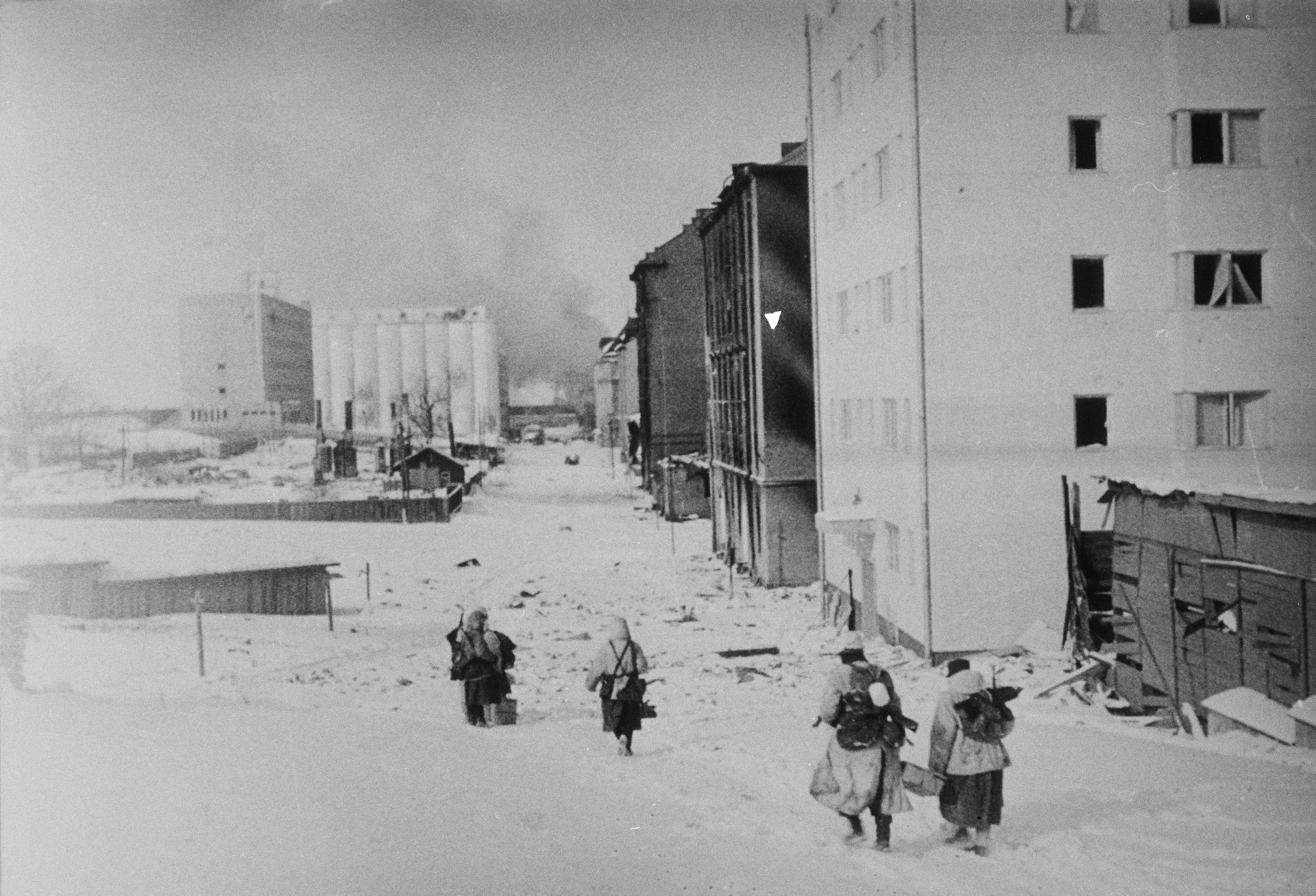 Wojna zimowa. Marzec 1940 roku. Fińscy żołnierze opuszczają Viipuri. Domena publiczna.