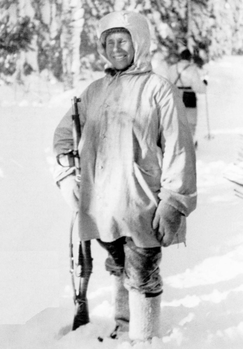 Simo Häyhä. Legendarny snajper, który w czasie wojny zimowej zabił ok. 500 żołnierzy wroga. W tym 259 z broni snajperskiej. Domena publiczna.