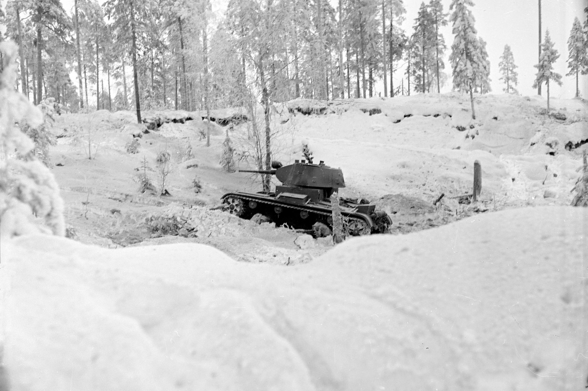 Wojna zimowa. Sowiecki czołg T-26 w czasie bitwy nad rzeką Kolla. Domena publiczna.