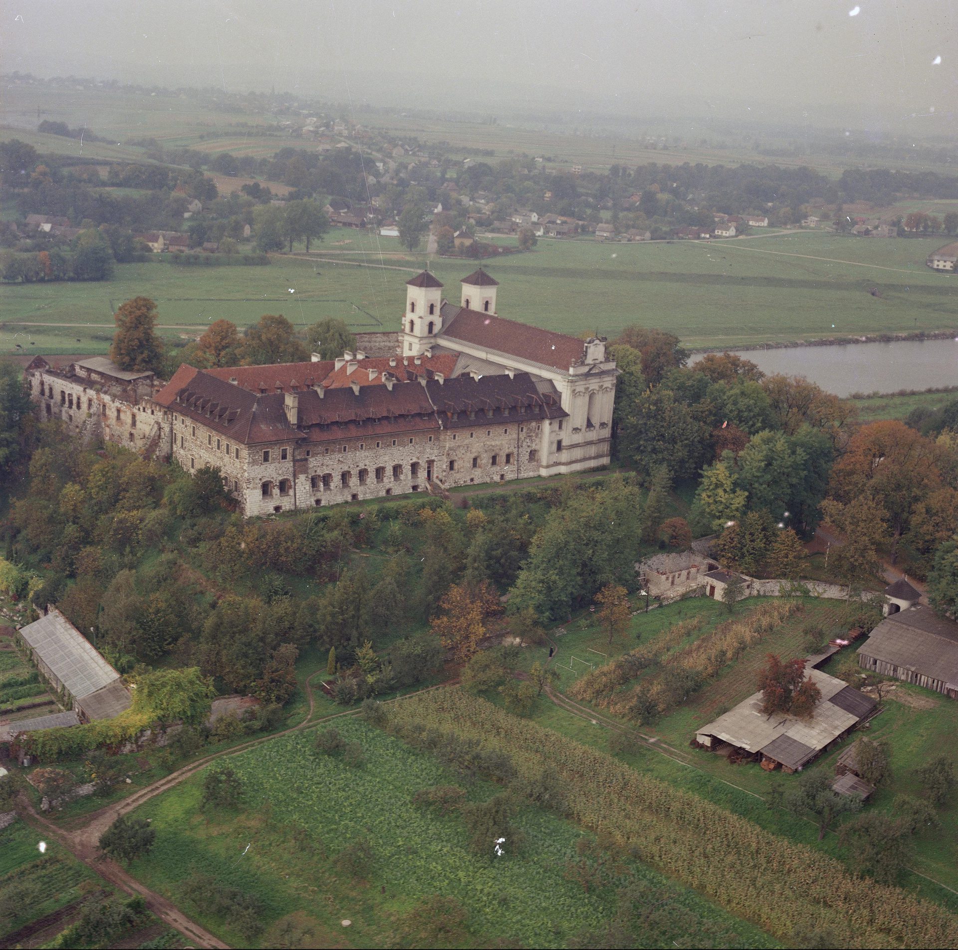 Opactwo w Tyńcu w 1990 roku. Źródło: Narodowe Archiwum Cyfrowe.