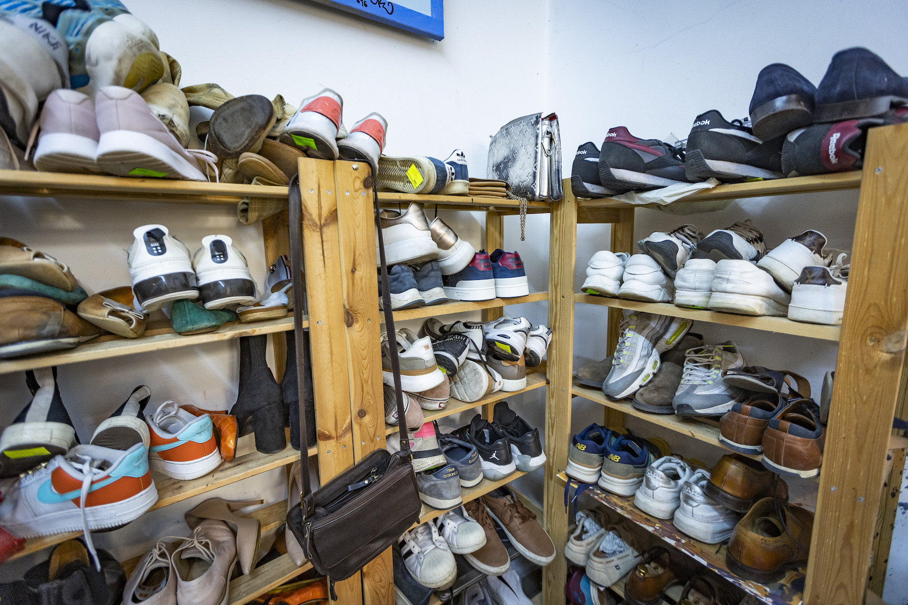 Buty, buty, buty, wszędzie buty w ShoeShine, ale i torebki się znajdą. 