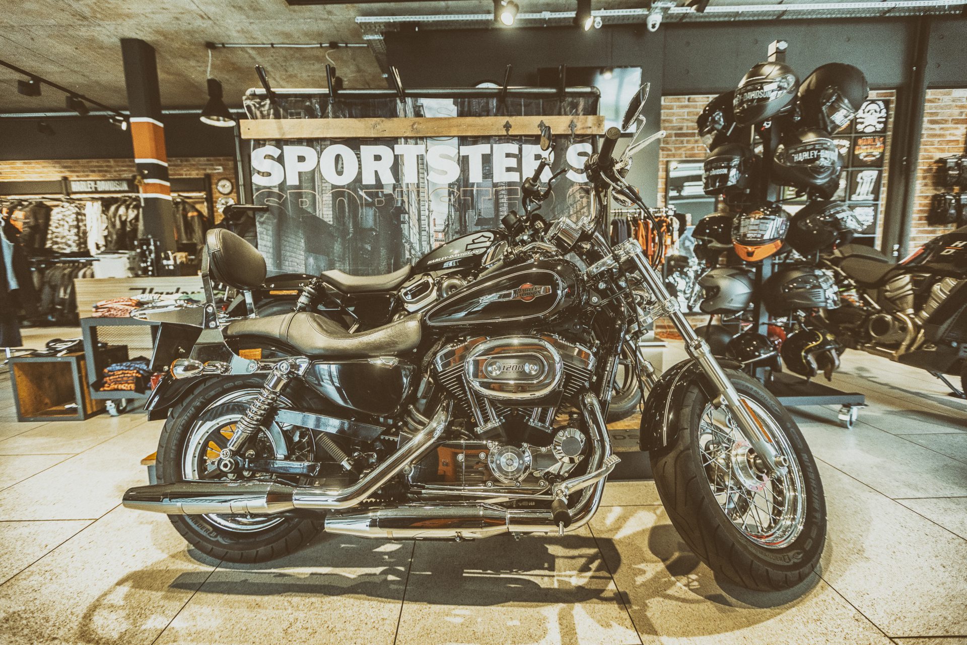 Motocykle w salonie Harley-Davidson w Krakowie.