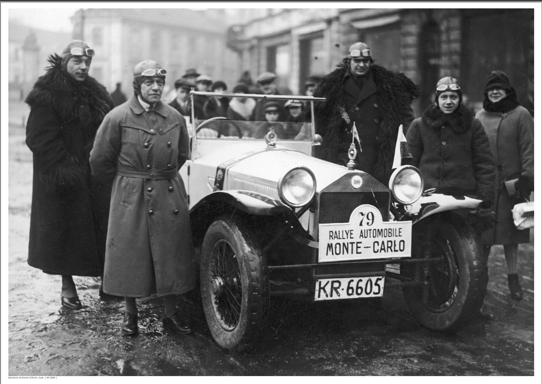 Uczestnicy rajdu Monte Carlo 1928. Jan Ripper (2. z prawej), Wilhelm Ripper, inżynier Dubieński i redaktor Jan Śmiechowski samochodzie Lancia na chwilę przed startem. Źródło: Narodowe Archiwum Cyfrowe.