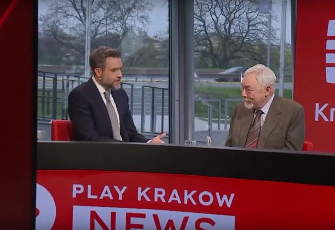 Prezydent Jacek Majchrowski w stylizowanej na wywiad rozmowie ze swoim pracownikiem w telewizji Play Kraków News