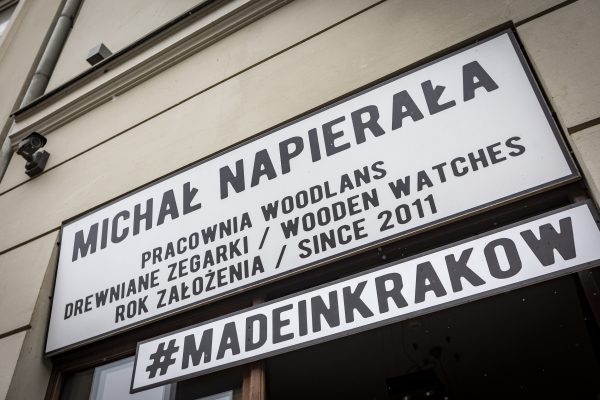 Witryna Michała Napierały na ulicy Stradomskiej 7 w Krakowie