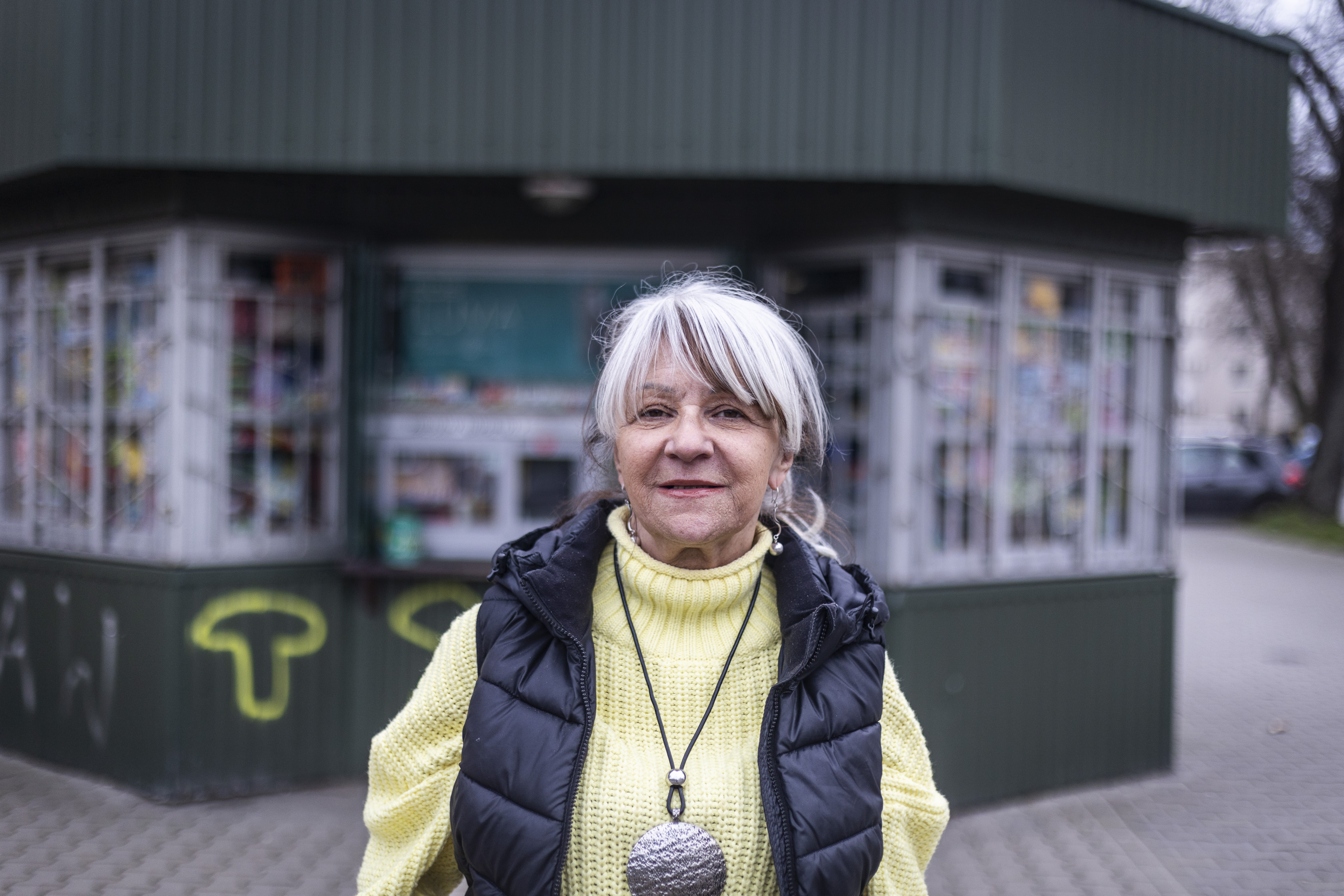 Od 34 lat prowadzi kiosk Ruchu w Nowej Hucie. “Traktują go jak konfesjonał”