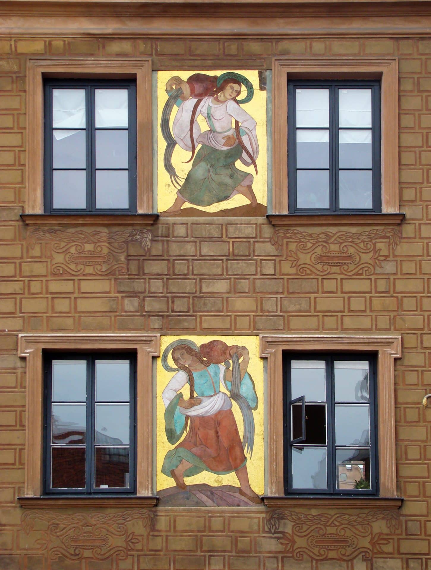 Polichromie, ktorych autorką jest Zofia Stryjeńska z roku 1928 na Rynku Starego Miasta w Warszawie. Fot. Szczebrzeszynski, Public domain, via Wikimedia Commons