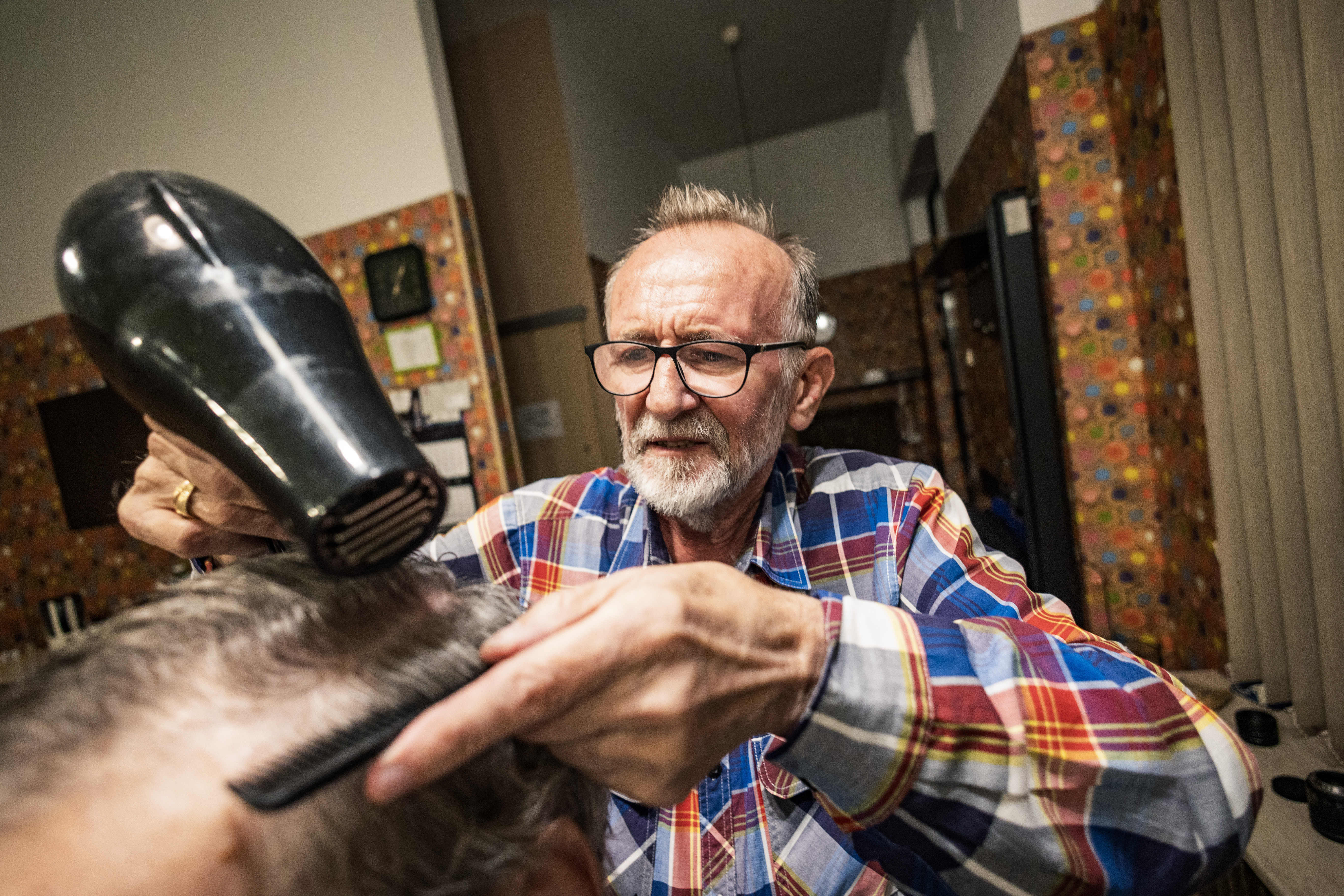 Najstarszy fryzjer Nowej Huty strzyże od 60 lat. “Teraz choćby mężczyźni robią sobie trwałe”