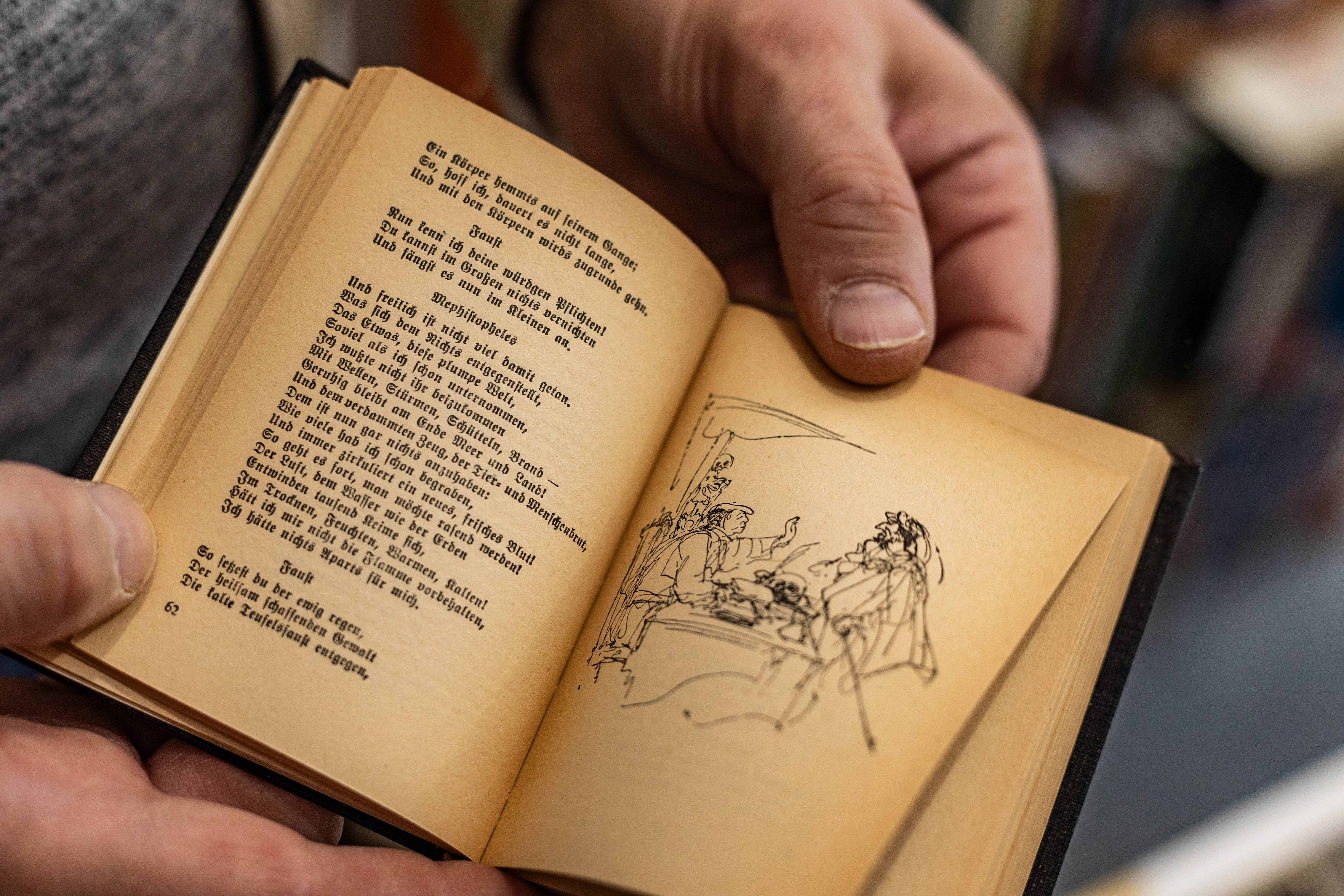 Antykwariusz w Nowej Huty: “Miałem piłkę z autografami zawodników Hutnika z lat 90.”