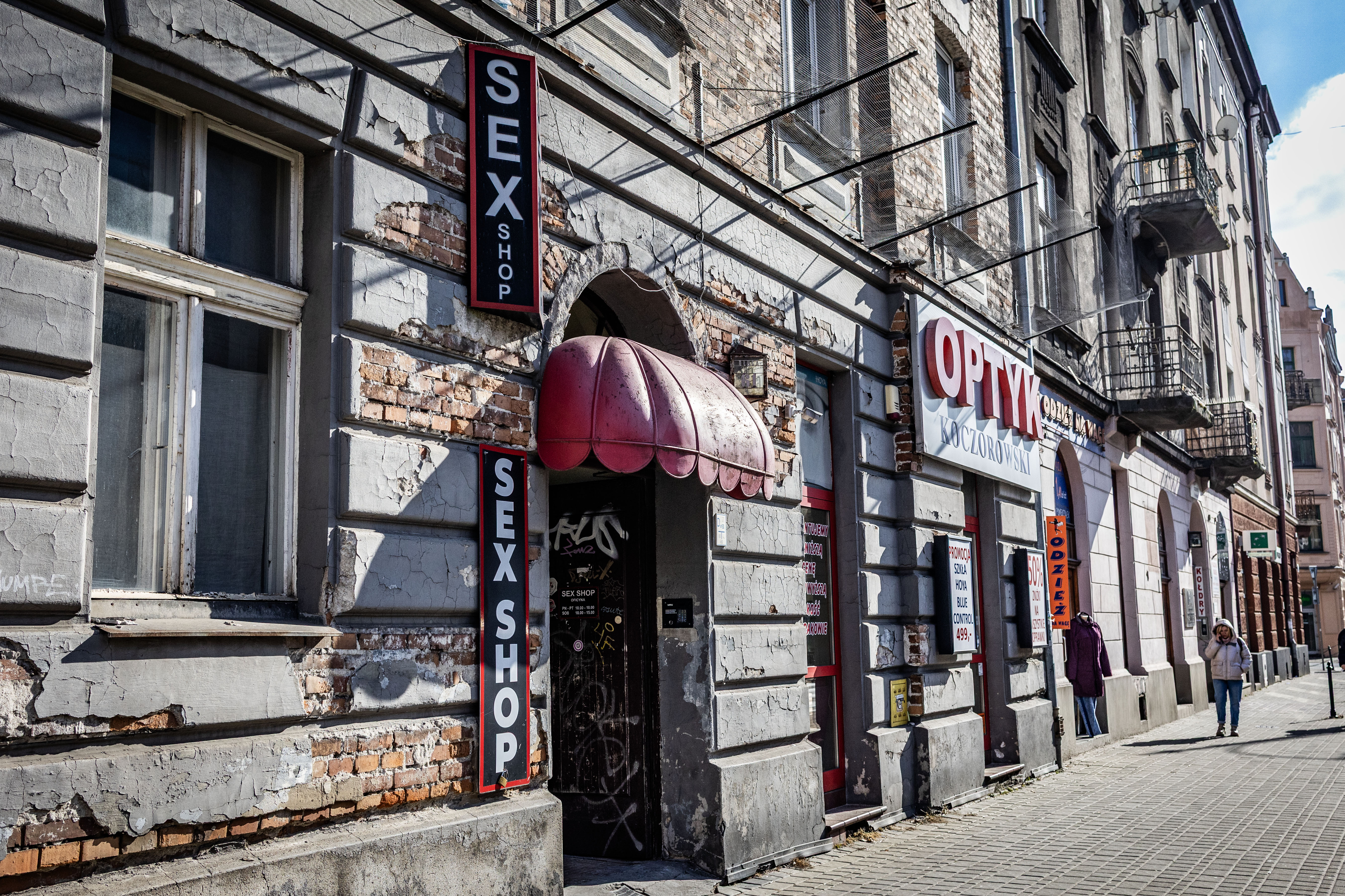 Od 20 lat pracuje w Sex Shopie na Długiej. “Trzeba być psychologiem bez dyplomu”