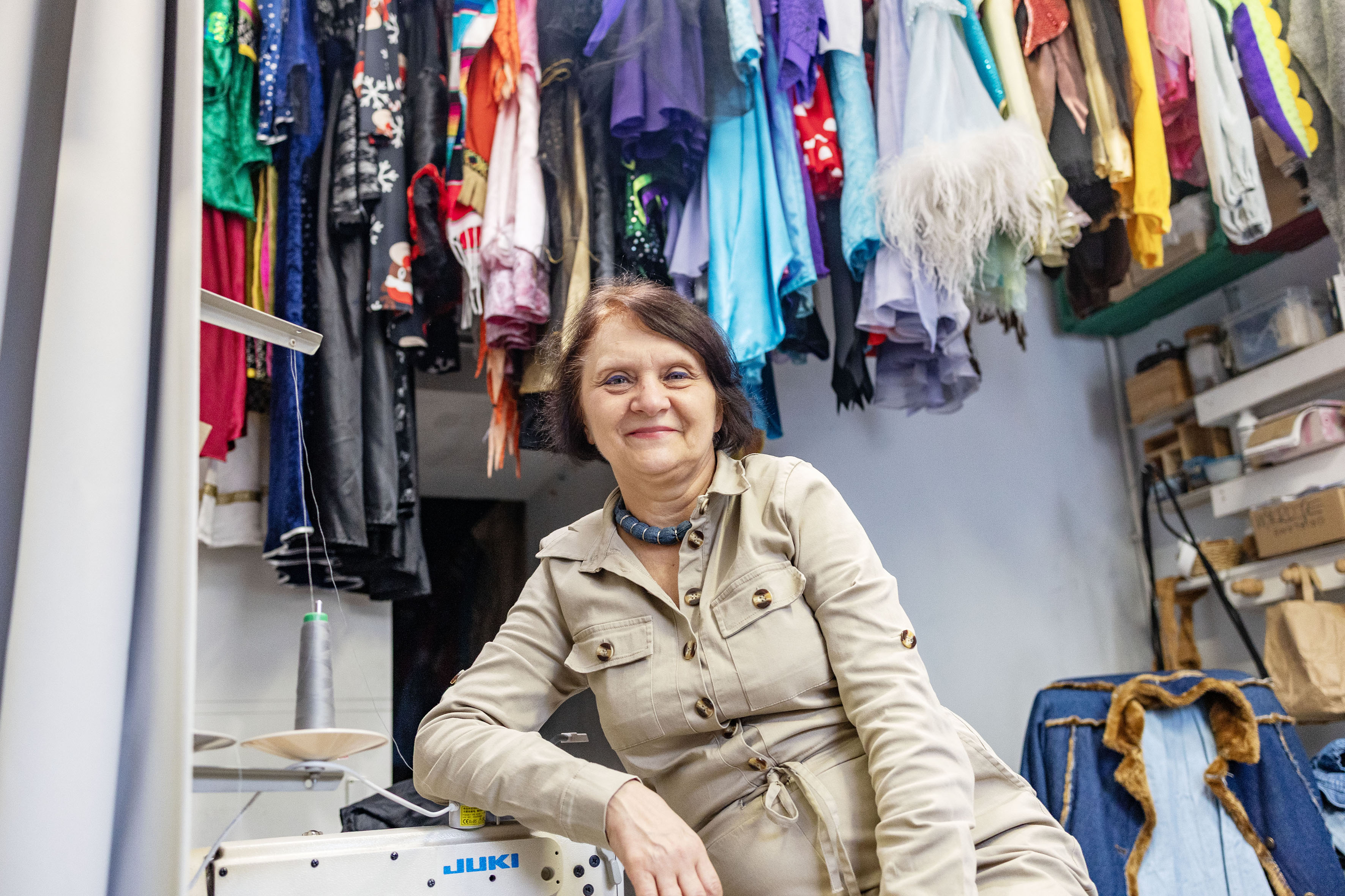 Robi torebki ze starych jeansów. “Chcę zadbać o planetę”